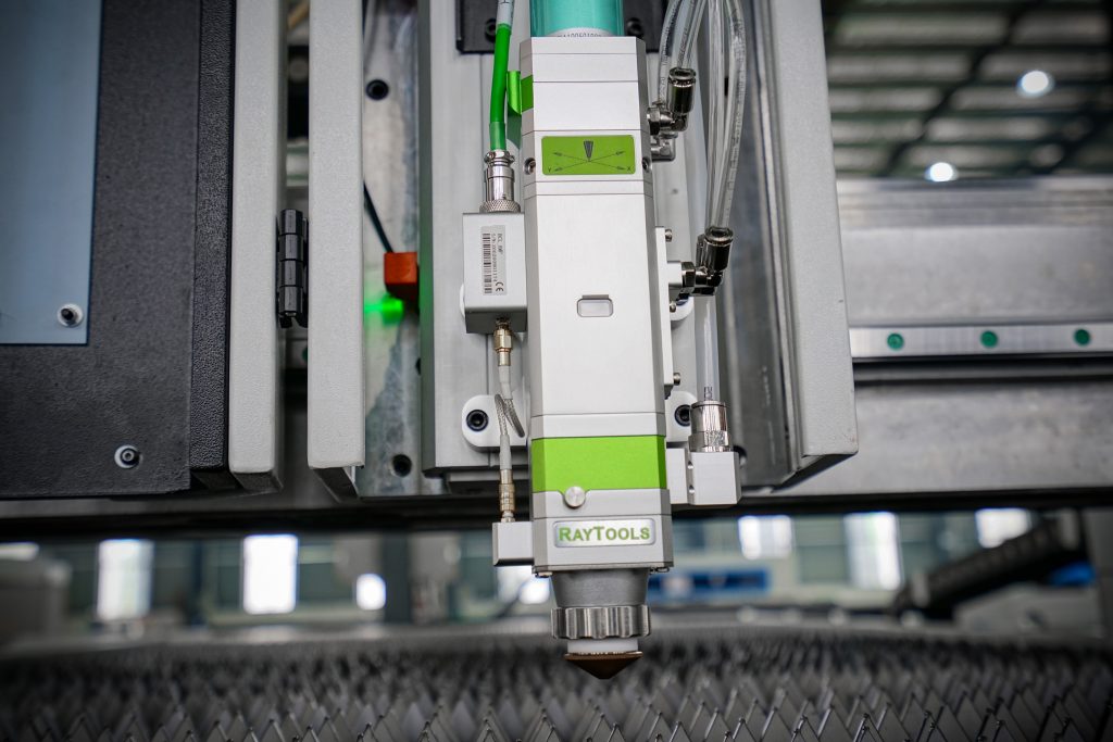 3015 Jednoplošný Vláknový laserový rezací stroj na kov 3000w Raycus IPG laserový výkon